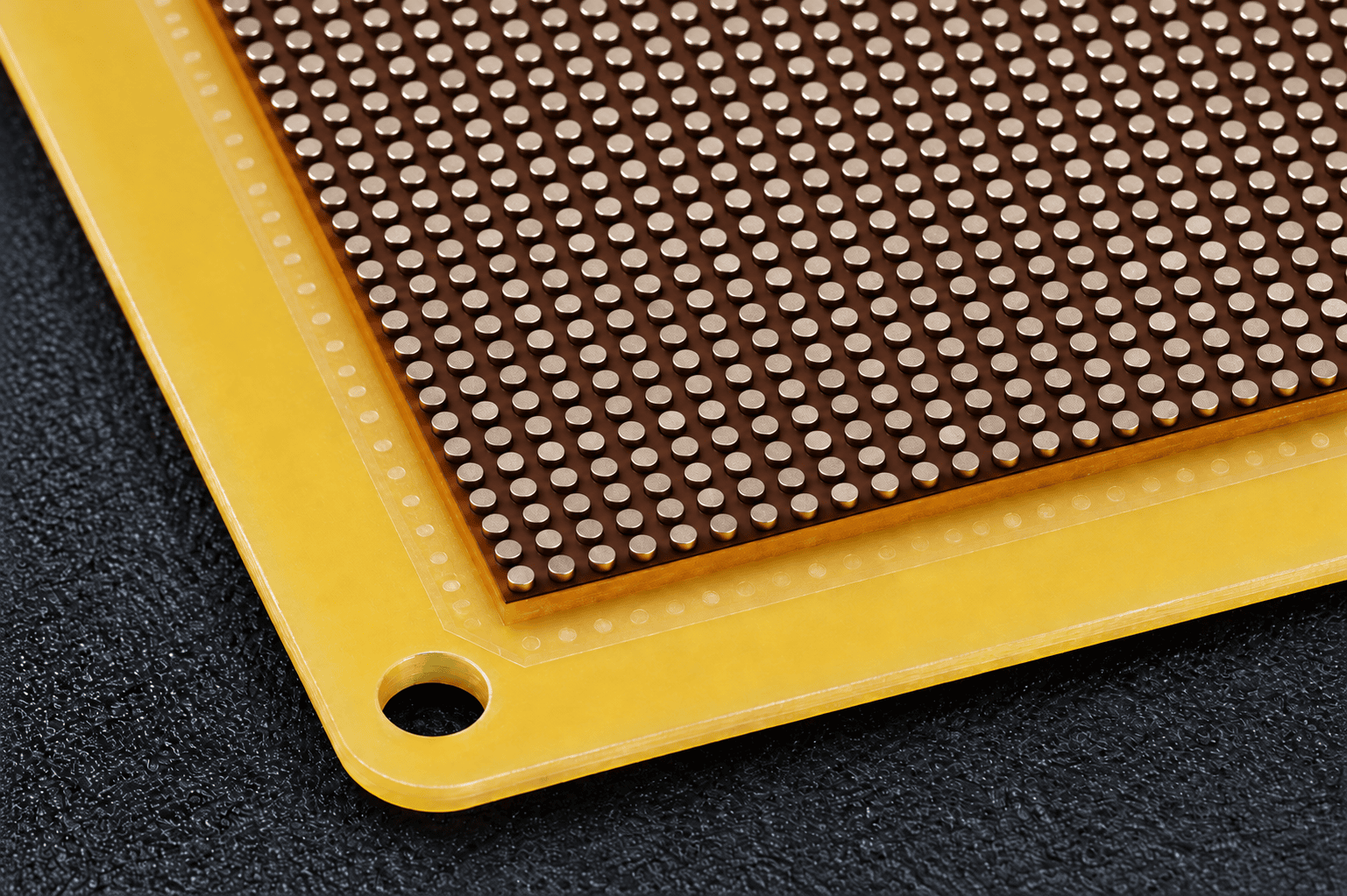 Metallic contact pads